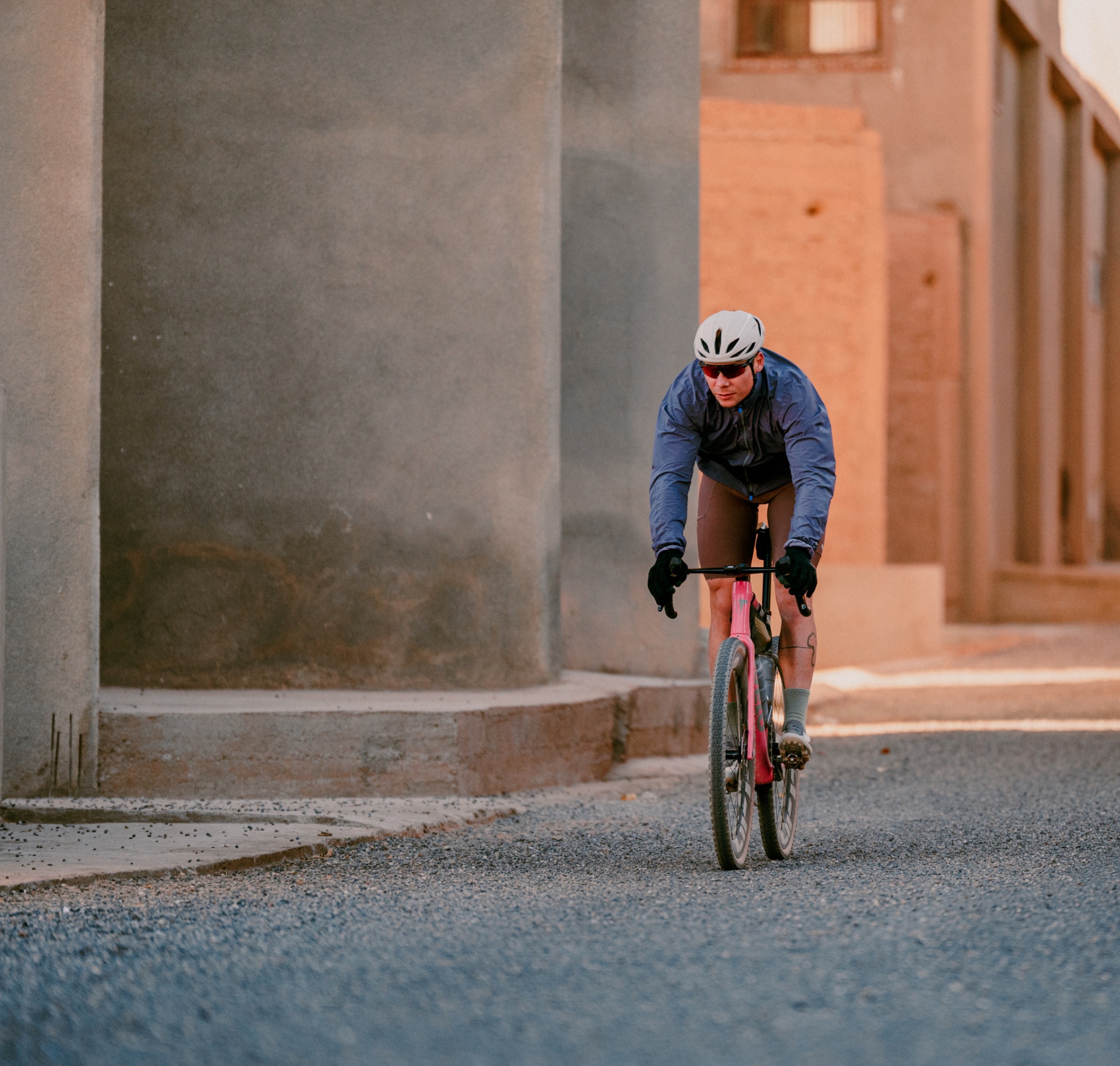Cycliste gravel dans une ruelle ocre au Maroc