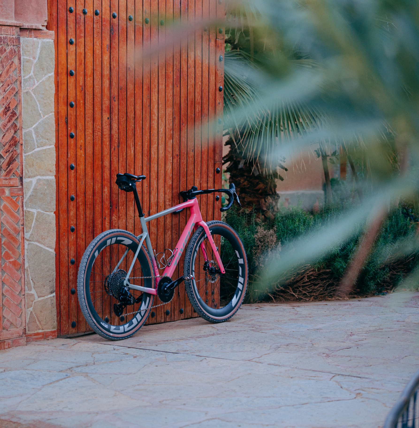 Vélo gravel adossé à une porte en bois au Maroc