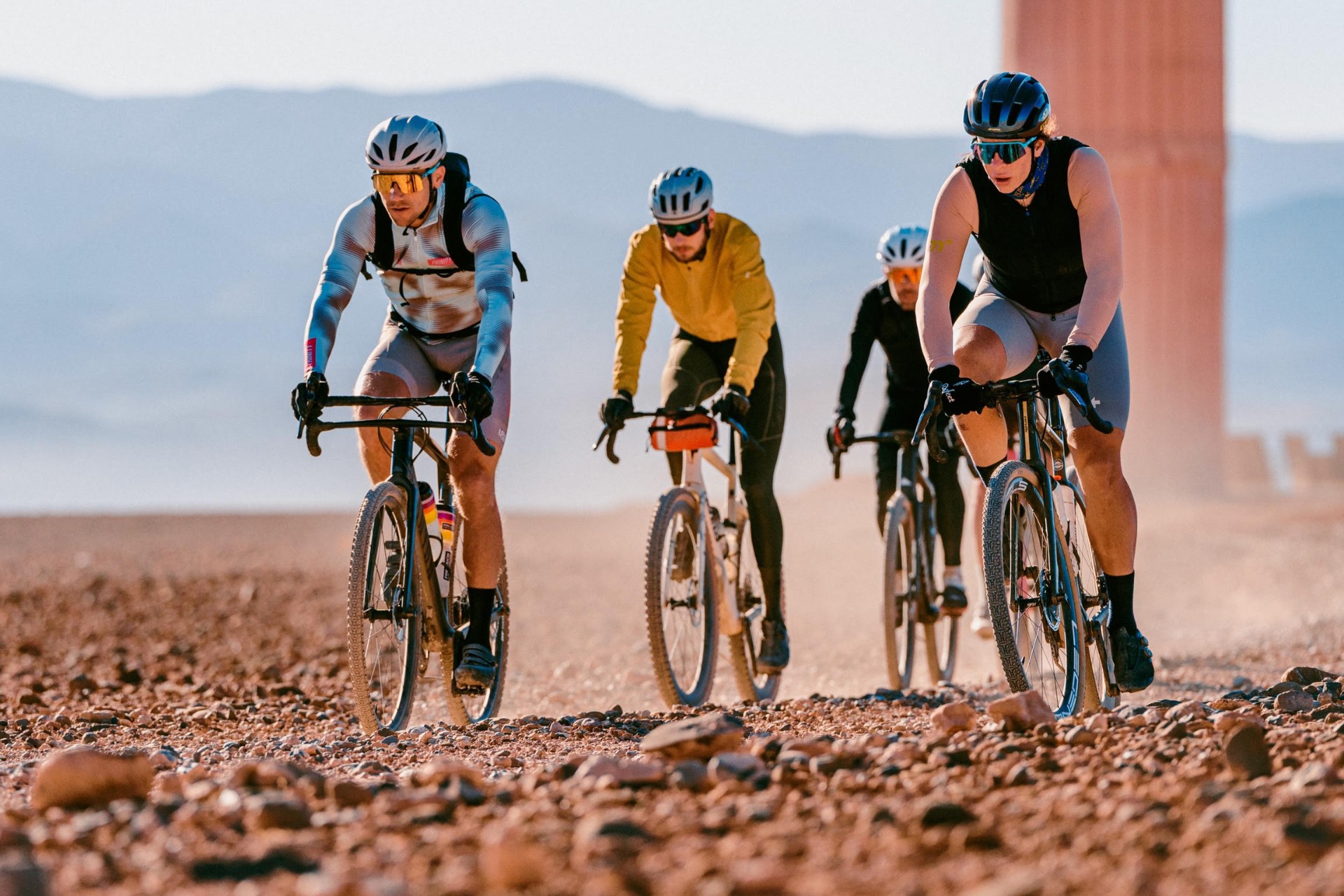 Groupe de cyclistes gravel dans le désert marocain