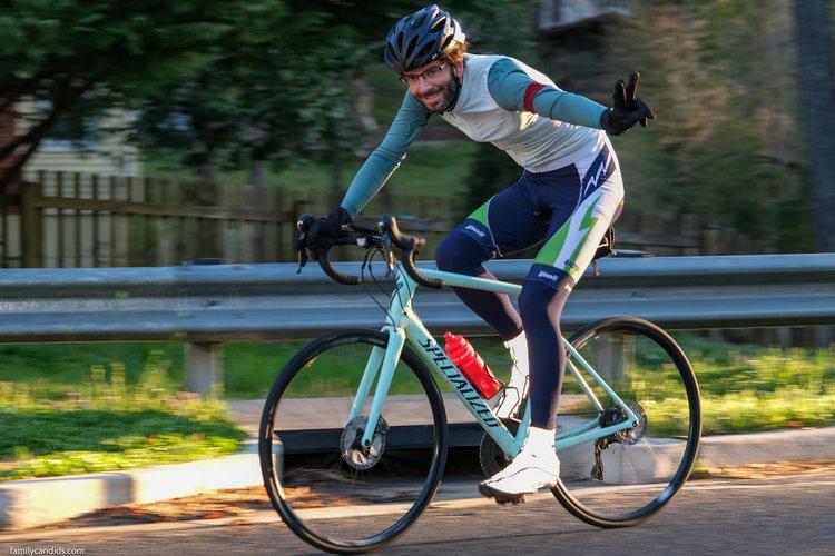 Thibaut à vélo sur route, main levée