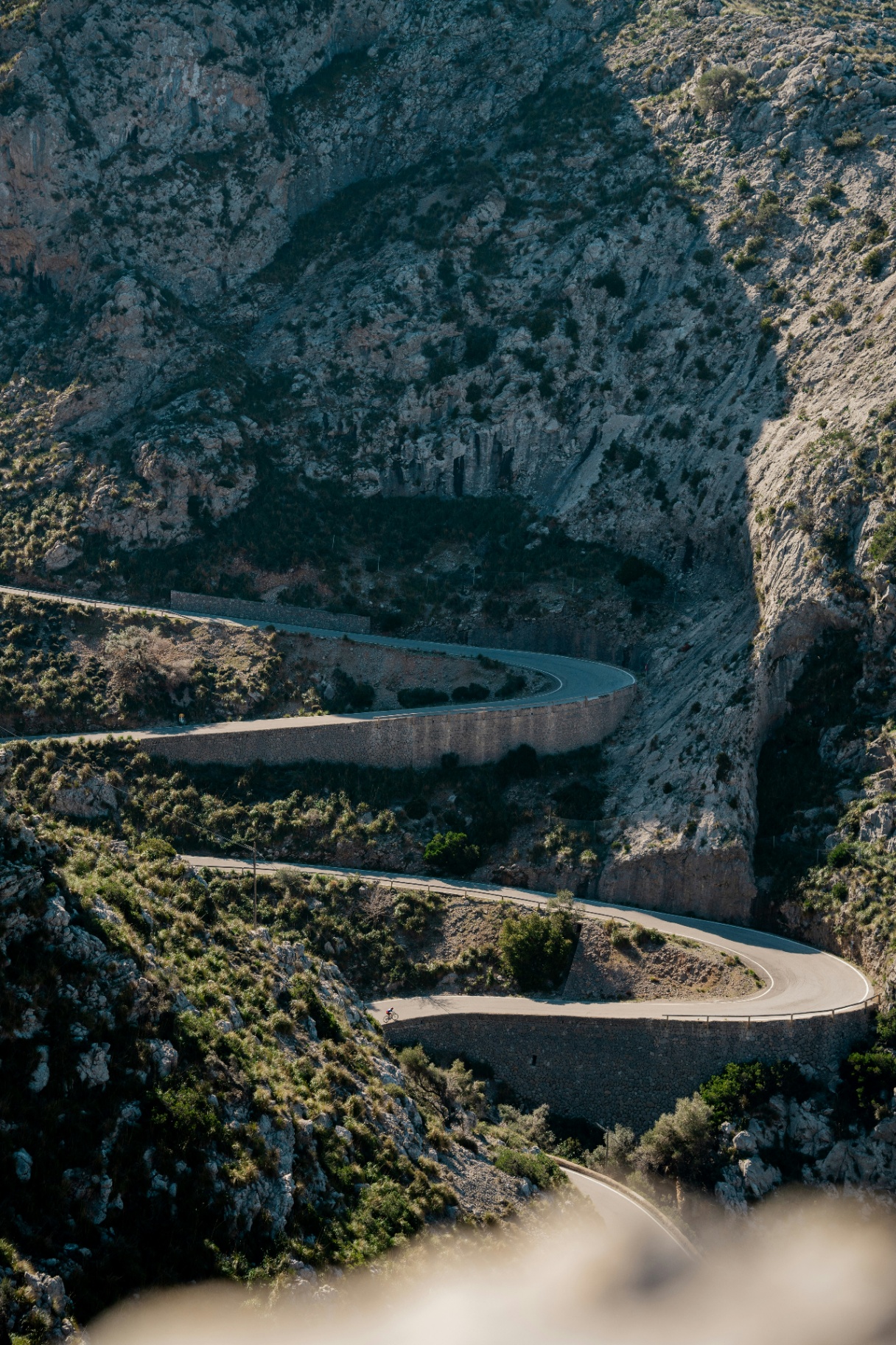 Cycliste sur une route sinueuse des montagnes de Majorque