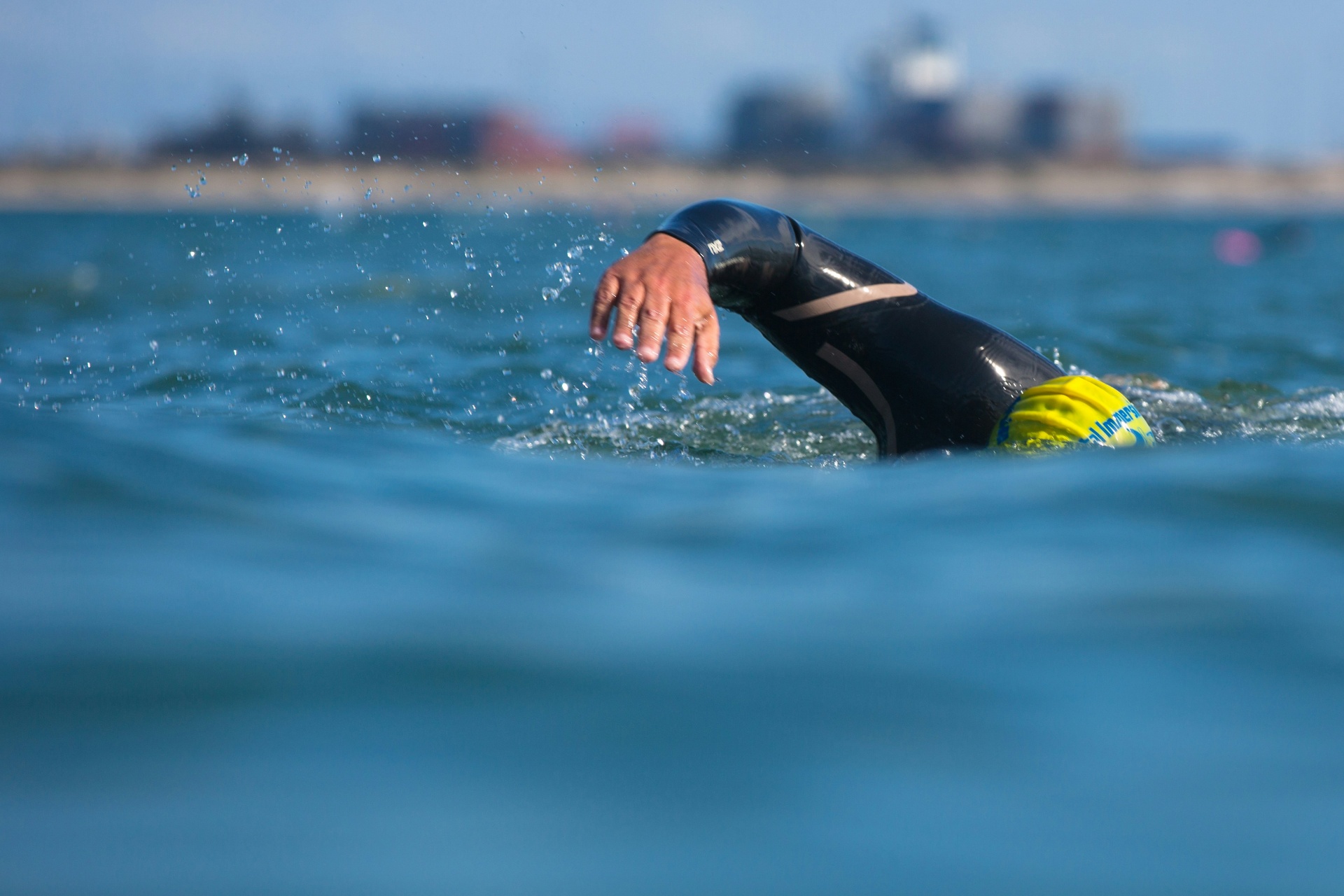 Triathlètes avant le départ de la natation