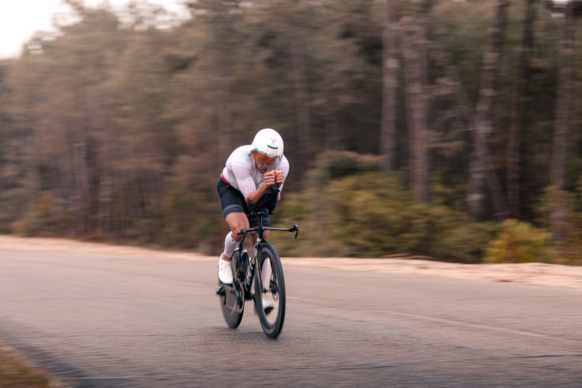 Cycliste en pleine effort sur route
