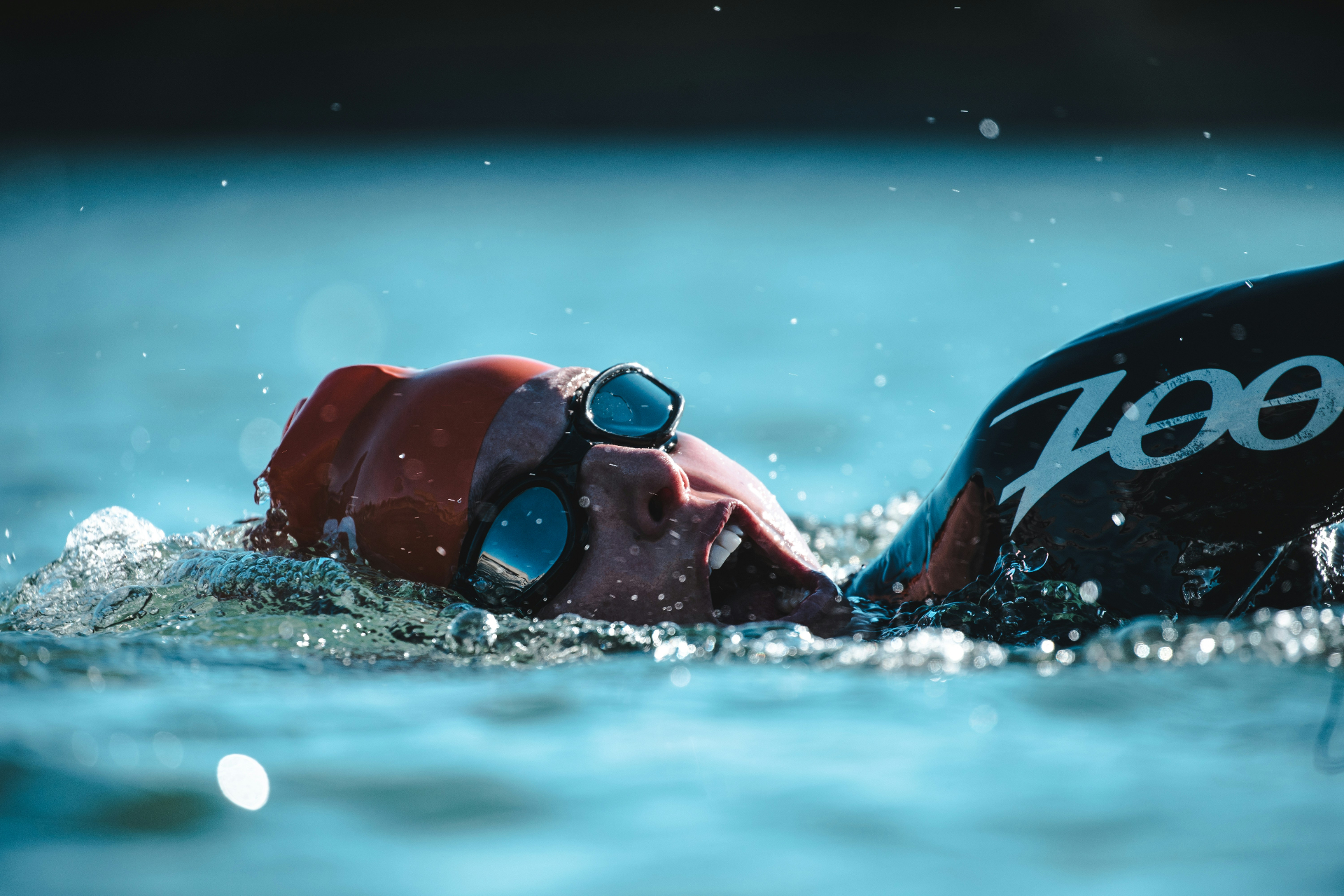 Triathlète en pleine natation