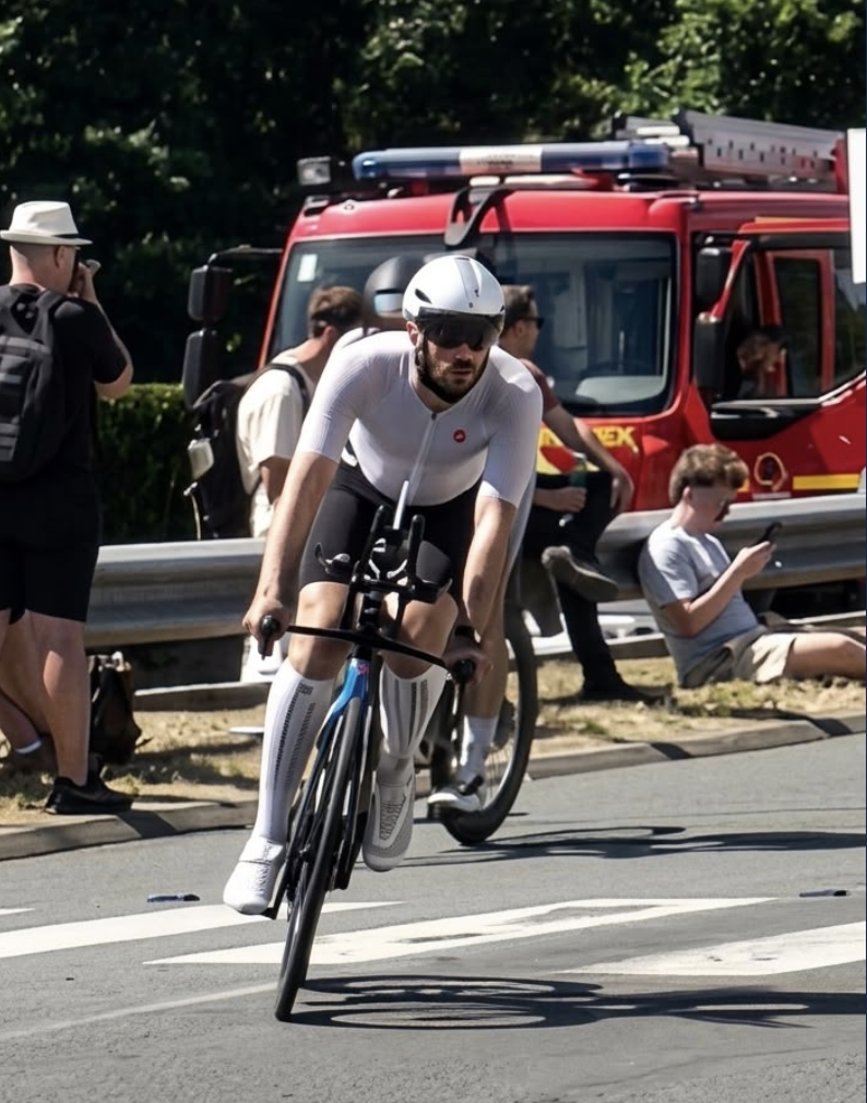 Anthony en position contre-la-montre à vélo lors d'un triathlon
