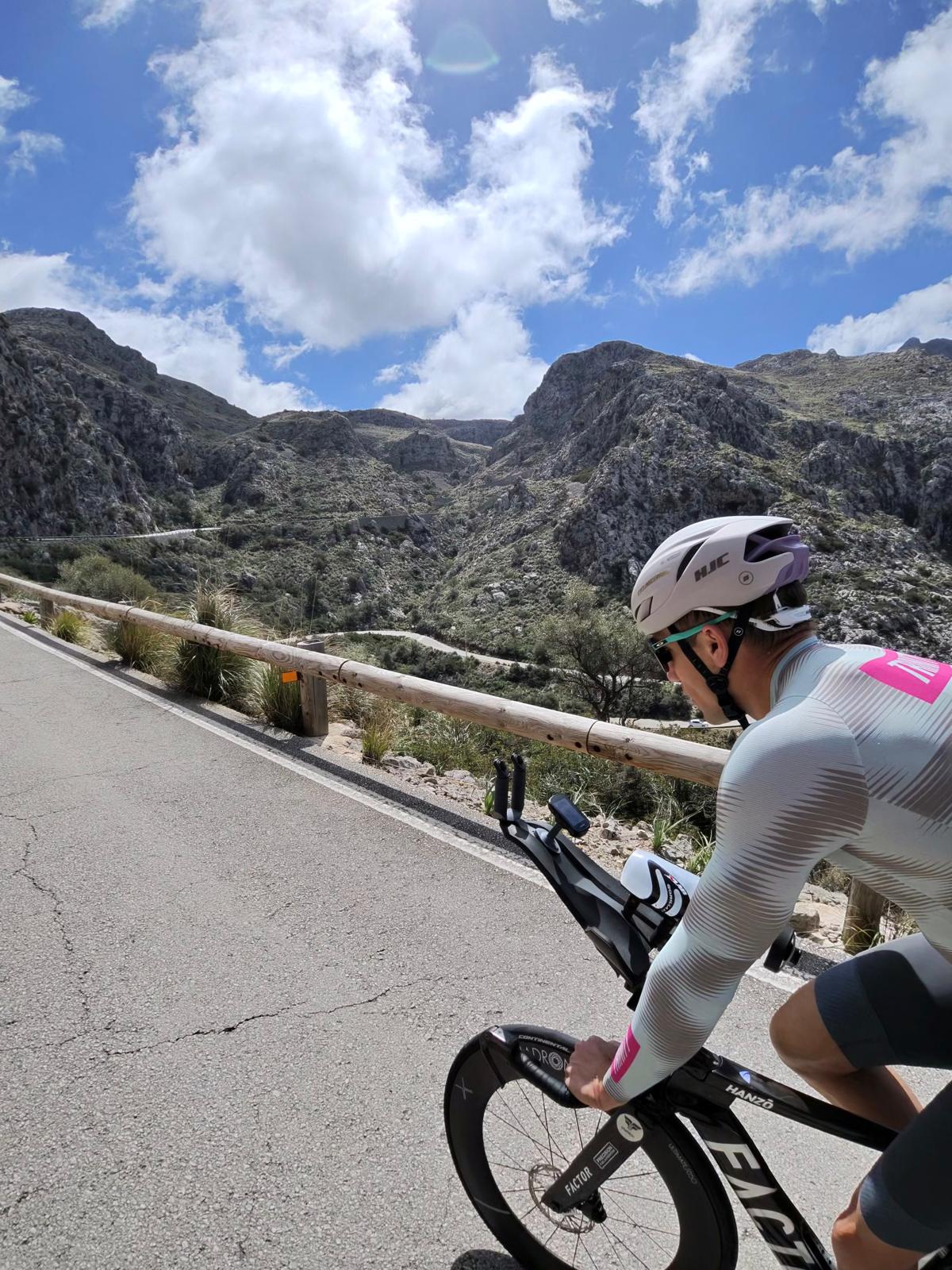 Triathlète en contre-la-montre sur une route de montagne à Majorque