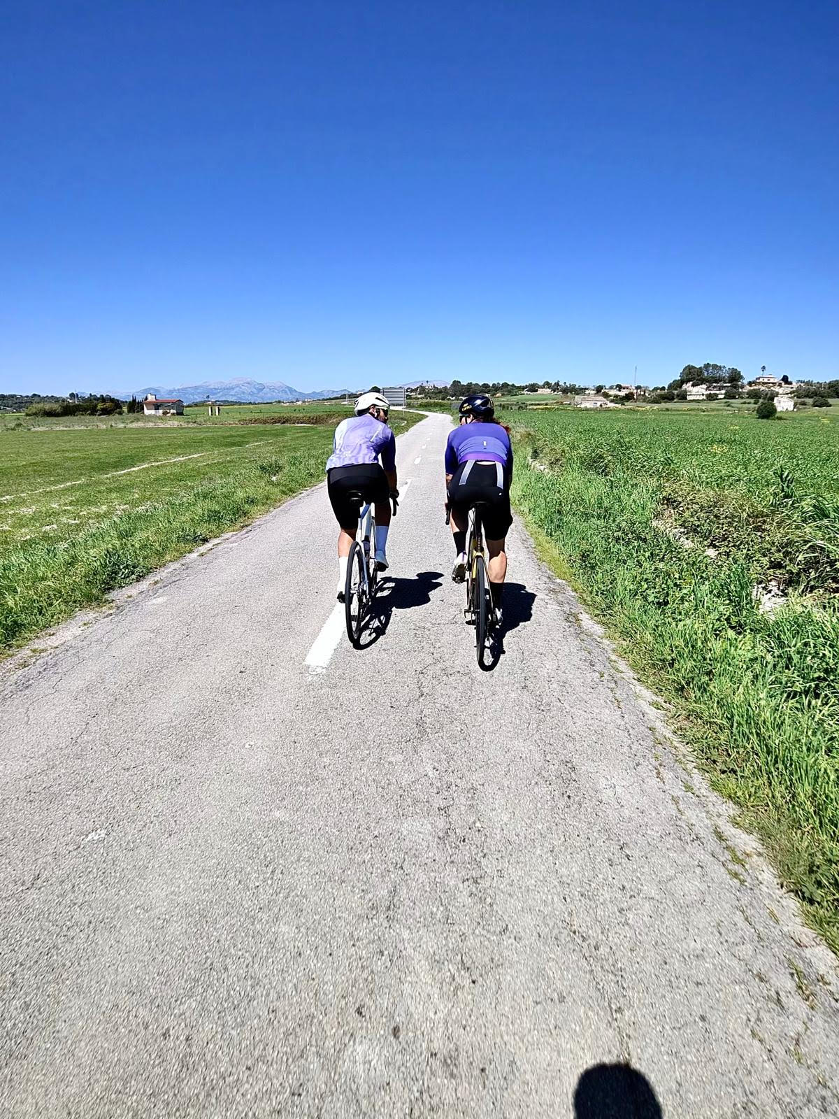Deux cyclistes sur une route de campagne à Majorque
